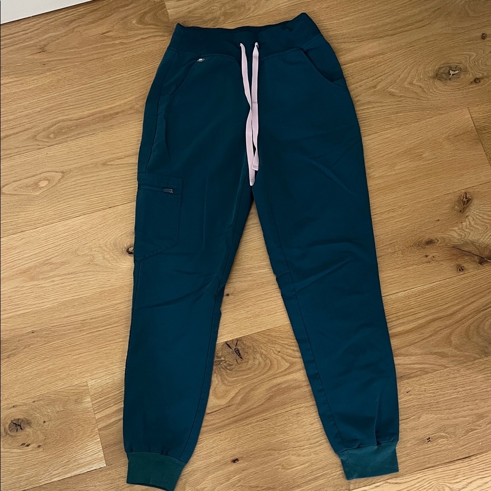 Figs Caribbean Blue V-Neck Scrub Top and Jogger Pants - Picture 6 of 9